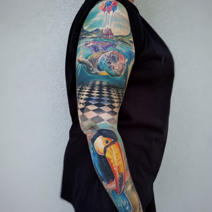 Tatuaż rękaw surrealizm zwierzęta w motywie florystyczne i stylu abstrakcyjne na przedramieniu