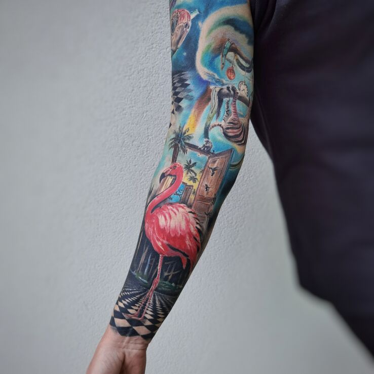 Tatuaż rękaw surrealizm zwierzęta w motywie kwiaty i stylu realistyczne na bicepsie