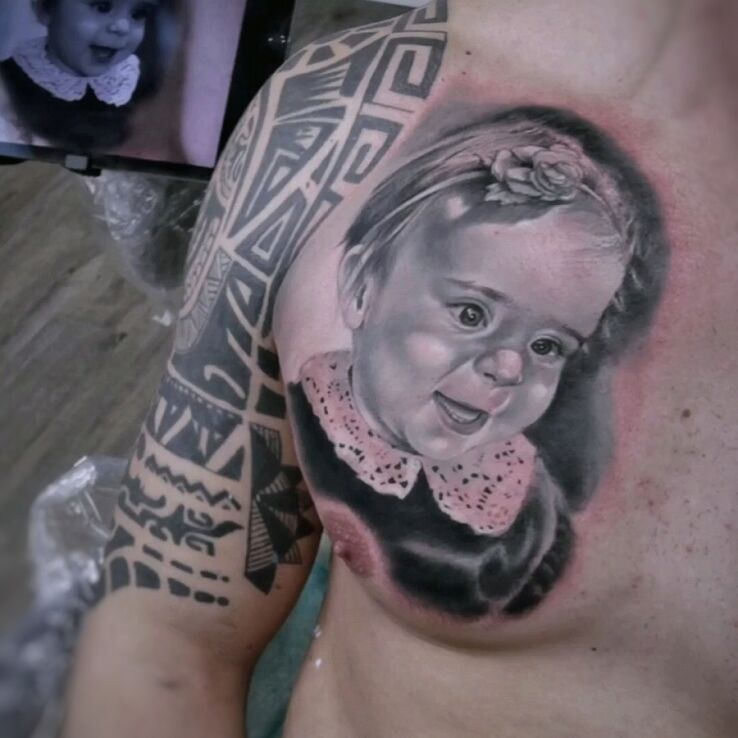 Tatuaż portret córeczki blackgray w motywie postacie i stylu realistyczne na obojczyku