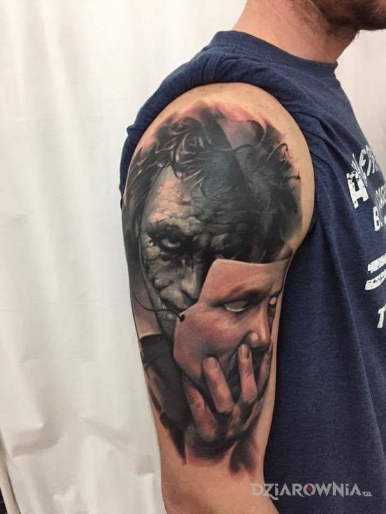 Tatuaż jocker i maska w motywie postacie na ramieniu