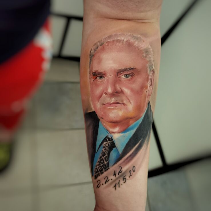 Tatuaż portret tatusia w motywie miłosne i stylu realistyczne na ręce