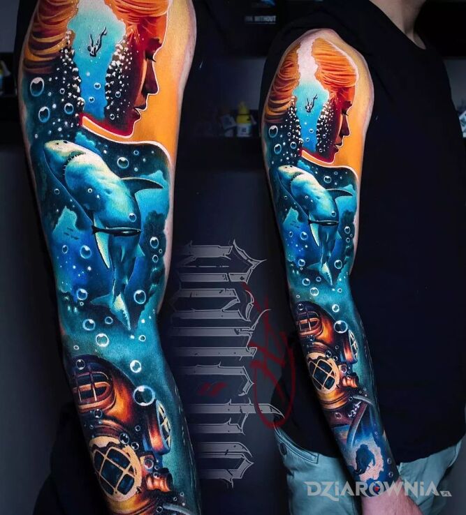 Tatuaż daj nura pod wodę w motywie kolorowe i stylu realistyczne na ramieniu