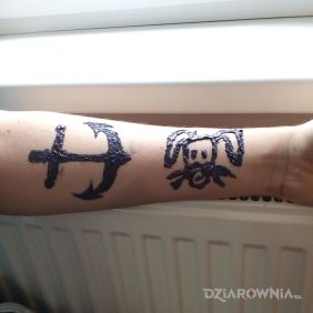 Tatuaż Robercie bum bum na ramieniu motyw: pozostałe