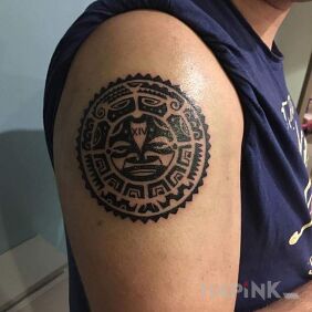 Tattoo Aztec on the upper arm motif: Indian