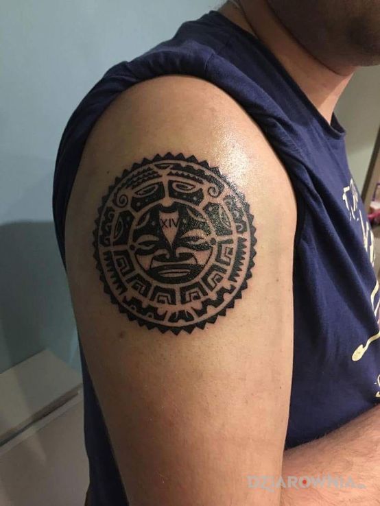 Tatuaż aztec w motywie indiańskie na ramieniu