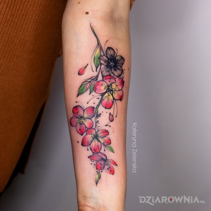 Tatuaż kwiaty w motywie florystyczne i stylu watercolor na ręce