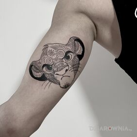Tatuaż Król Lew / Simba na ręce motyw: postacie styl: graficzne / ilustracyjne