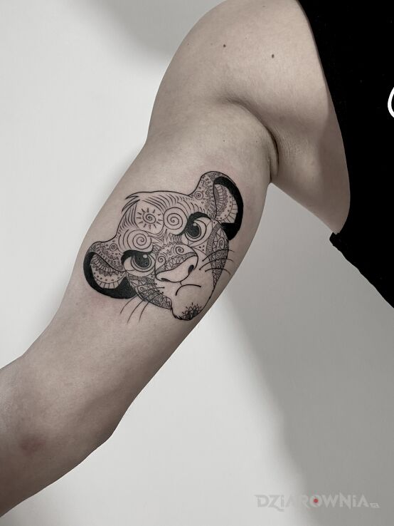 Tatuaż król lew  simba w motywie czarno-szare i stylu dotwork na ramieniu