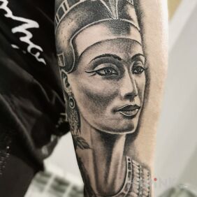 Tattoo Nefertiti On the arm motif: black and gray style: realistic