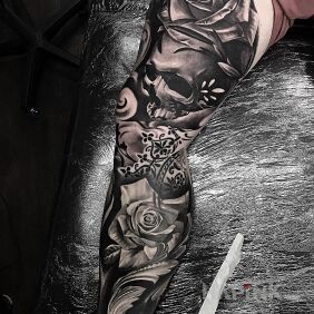 Tattoo Powerful leg on the knee motif: legsleeves style: realistic