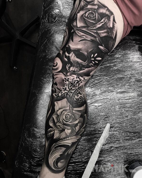 Tattoo Mocarna noga in black and gray motif and realistic style on the thigh
