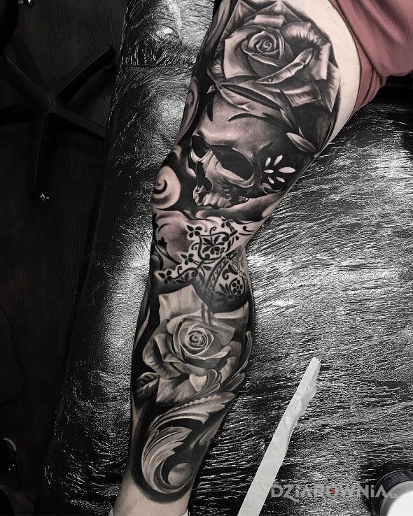 Tatuaż mocarna noga w motywie kwiaty i stylu realistyczne na łydce