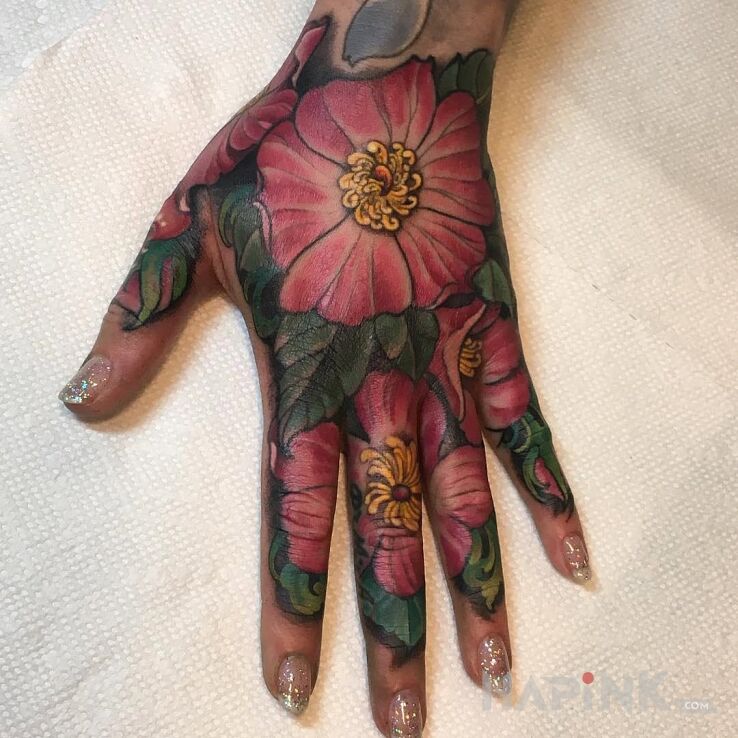 Tattoo Kwiecista dłoń in flowers motif and realistic style on the hand