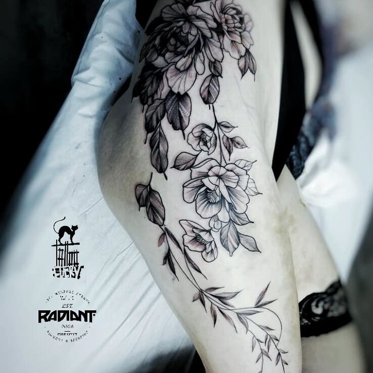 Tatuaż kompozycja kwiatowa na biodro w motywie pozostałe i stylu graficzne / ilustracyjne na pośladkach