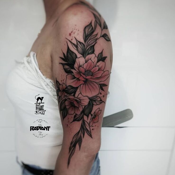 Tatuaż kompozycja kwiatowa biceps w motywie anatomiczne i stylu szkic na bicepsie
