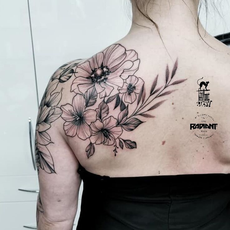 Tatuaż kompozycja kwiatowa łopatka biceps w motywie kwiaty i stylu dotwork na barku