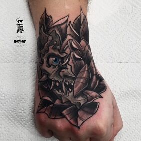 Tatuaż Róża demon na ręce motyw: czarno-szare styl: newschool