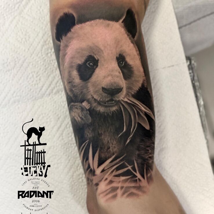 Tatuaż panda w motywie czarno-szare i stylu realistyczne na ręce