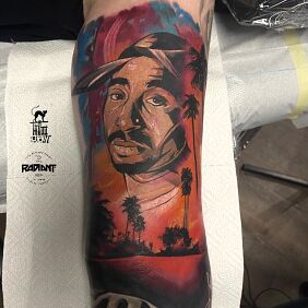 Tatuaż 2 PAc na ręce motyw: twarze styl: newschool