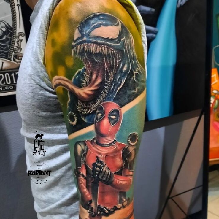 Tatuaż venom  deadpool w motywie demony i stylu kreskówkowe / komiksowe na bicepsie