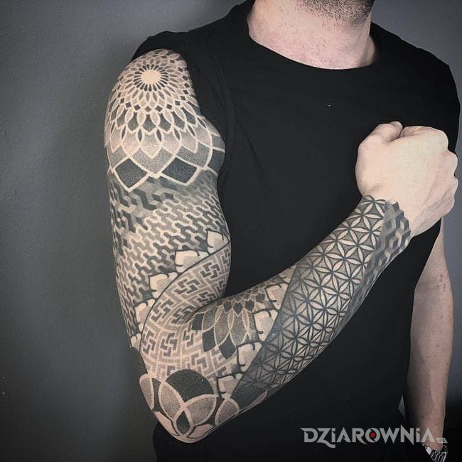 Tatuaż mandala na mandali w motywie rękawy i stylu dotwork na ramieniu