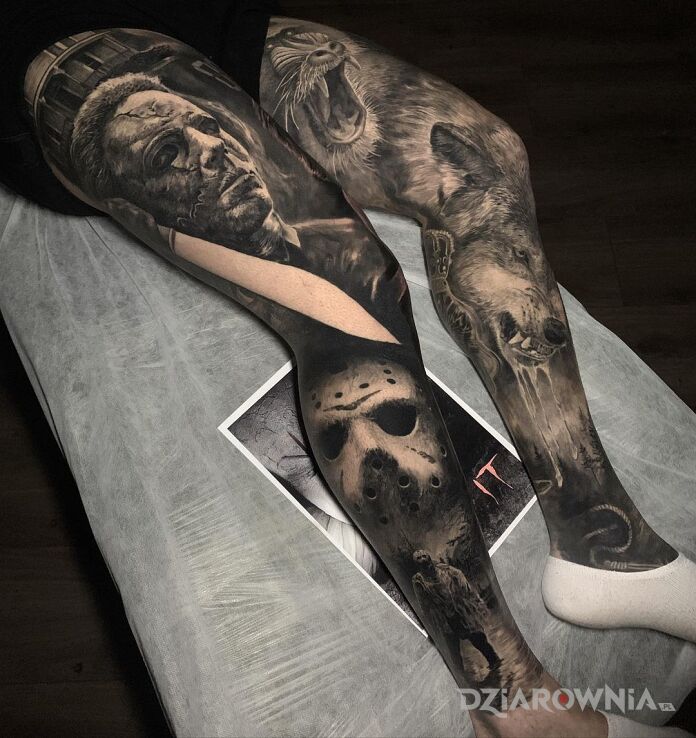 Tatuaż dwie wywalone w kosmos nogawy w motywie postacie i stylu realistyczne na kolanie