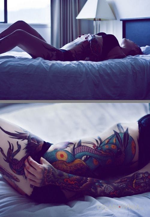 Tatuaż fajne tatuaże u laski w motywie seksowne na ramieniu