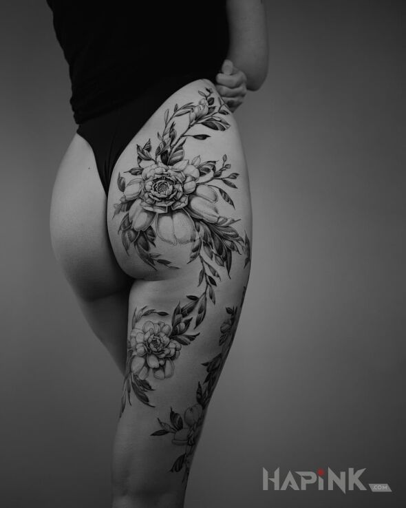 Tattoo Wytatuowany pośladek in floral motif and realistic style on the buttocks