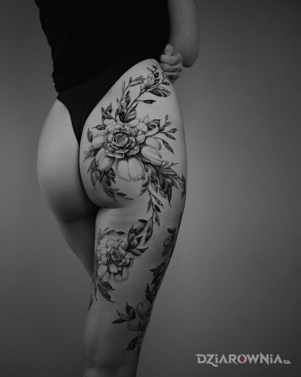 Tatuaż wytatuowany pośladek w motywie florystyczne i stylu realistyczne na pośladkach