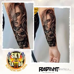 Tatuaż Kobiecy rękaw z czaszkowym akcentem na przedramieniu motyw: mroczne styl: realistyczne