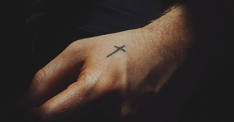 tatuaż krzyża na dłoni