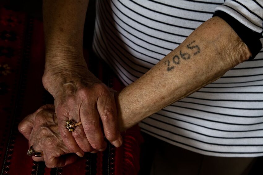tatuaż z Auschwitz na ręce