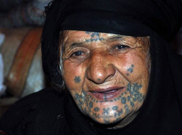 stara muzułmanka z tatuażami na twarzy