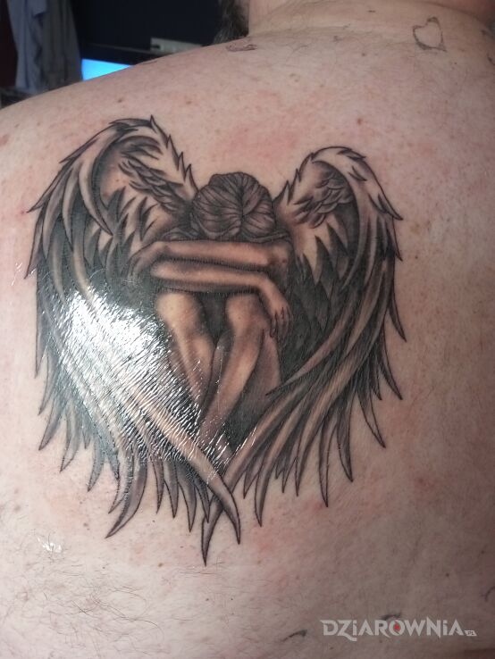 Tatuaż pierwszy tatuaż w motywie anioły na łopatkach