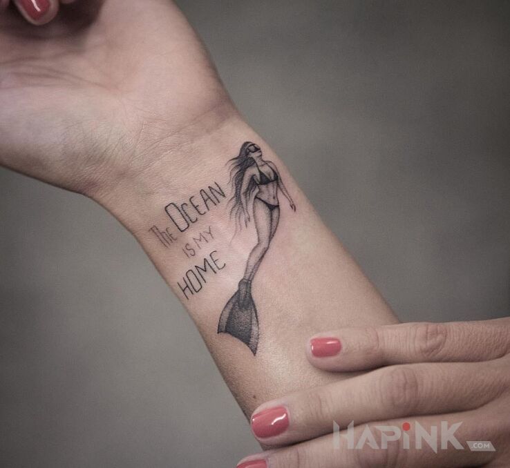 Tattoo Dom oceanem in lettering motif on the forearm