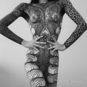 Tatuaż Fenomenalna robota na ramieniu motyw: czarno-szare styl: kontury / linework
