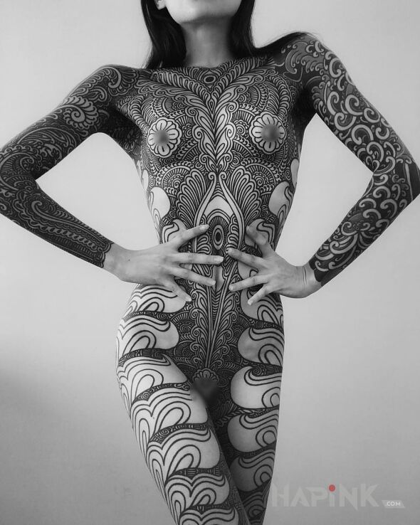 Tattoo Fenomenalna robota in black and gray motif and contour / linework style on the collarbone