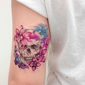Tattoo Skull in flowers on the upper arm motif: flowers