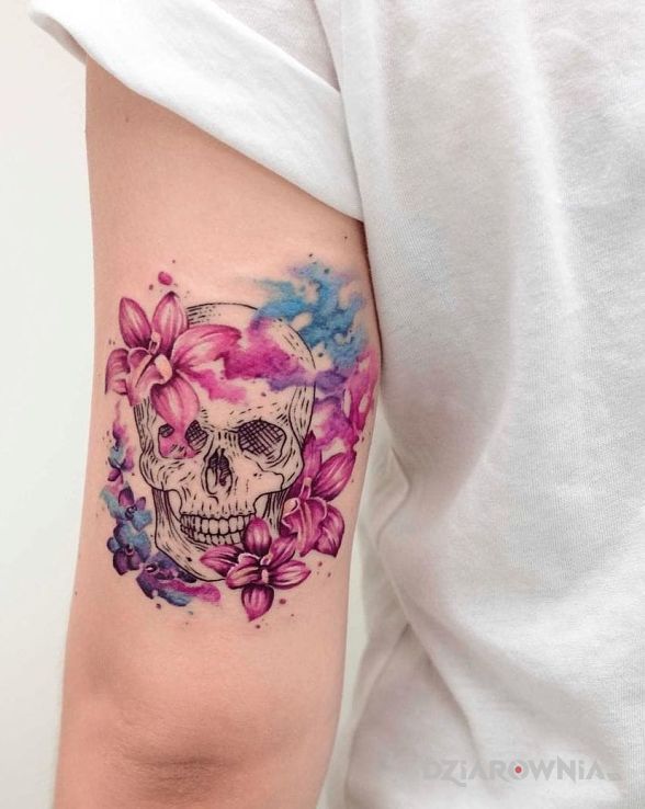 Tatuaż czaszka w kwiatach w motywie kwiaty na ramieniu
