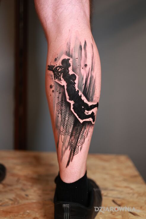 Tatuaż  koszykówka graficzny w motywie czarno-szare i stylu trash polka na łydce