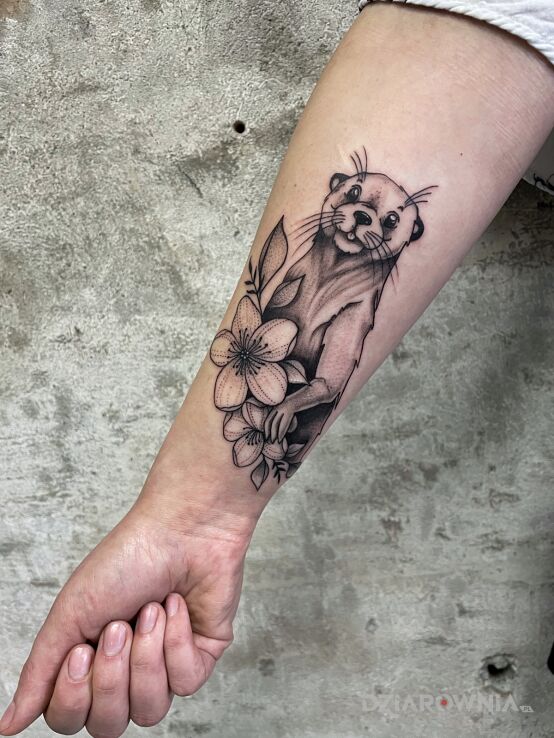Tatuaż graficzna wydra w motywie natura i stylu graficzne / ilustracyjne na przedramieniu