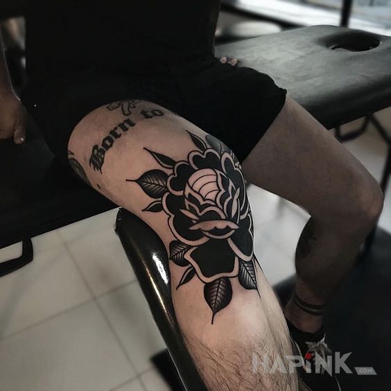 Tattoo Czarna jak łeb diabła in black and gray motif and blackwork / blackout style on the leg
