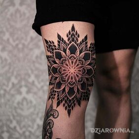 Tatuaż Mandala w ciekawym miejscu na kolanie motyw: czarno-szare styl: geometryczne
