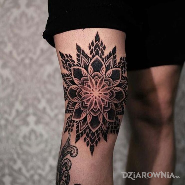 Tatuaż Mandala w ciekawym miejscu w motywie czarno-szare i stylu geometryczne na nodze