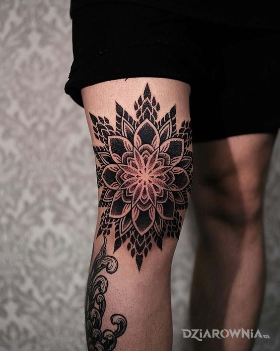 Tatuaż mandala w ciekawym miejscu w motywie mandale i stylu geometryczne na nodze