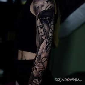 Tatuaż Duża Japonka na ręce motyw: kwiaty styl: realistyczne