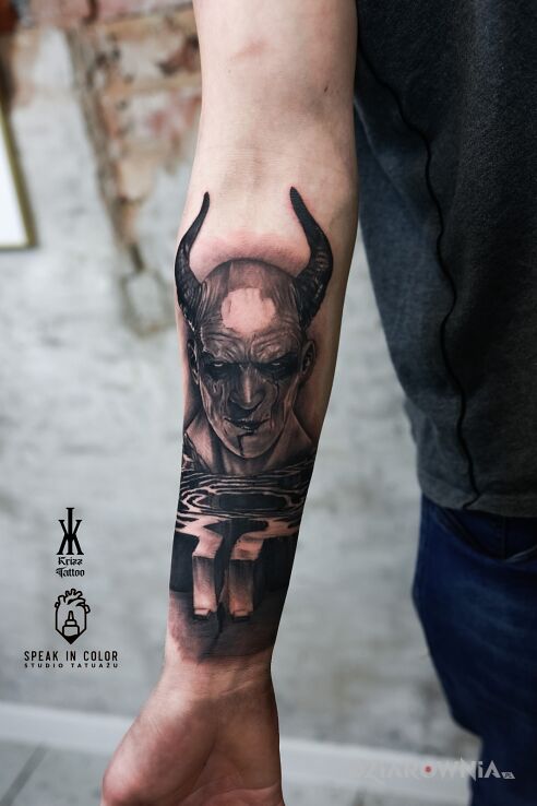 Tatuaż mroczny demon czy demoniczny mrok w motywie fantasy i stylu realistyczne na przedramieniu