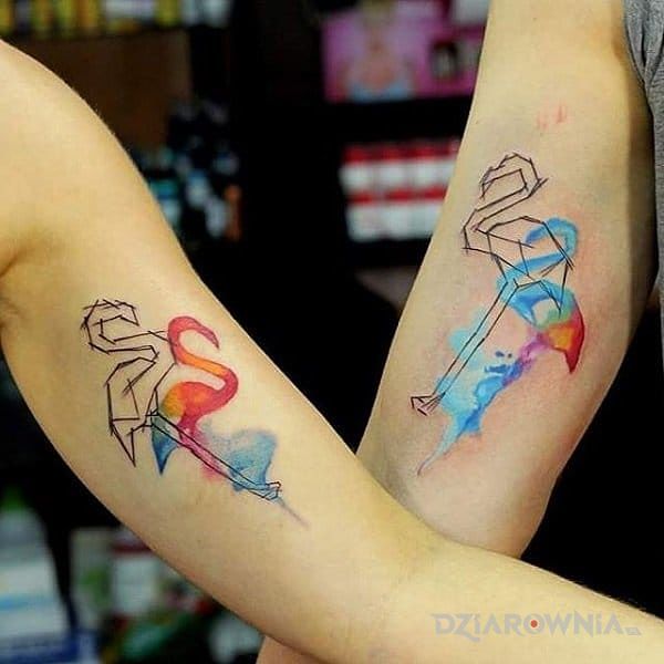 Tatuaż dwa flamingi w motywie miłosne na ramieniu