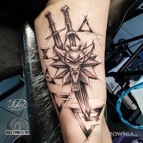 Tatuaż Wiedźmin, znaki wiedźmińskie, runy wiedźmińskie na bicepsie motyw: fantasy styl: szkic