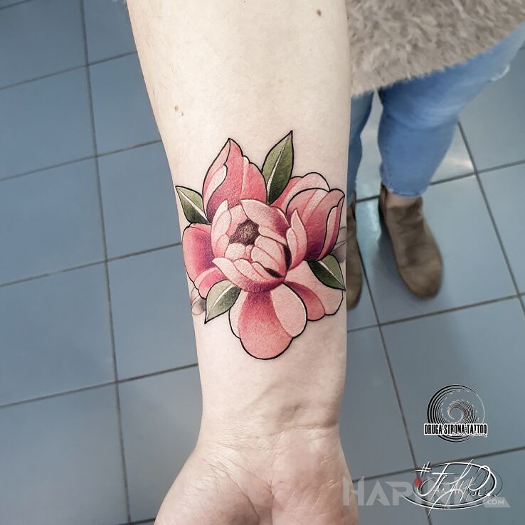 Tattoo Kwiat piwonii in floral motif and realistic style on the forearm